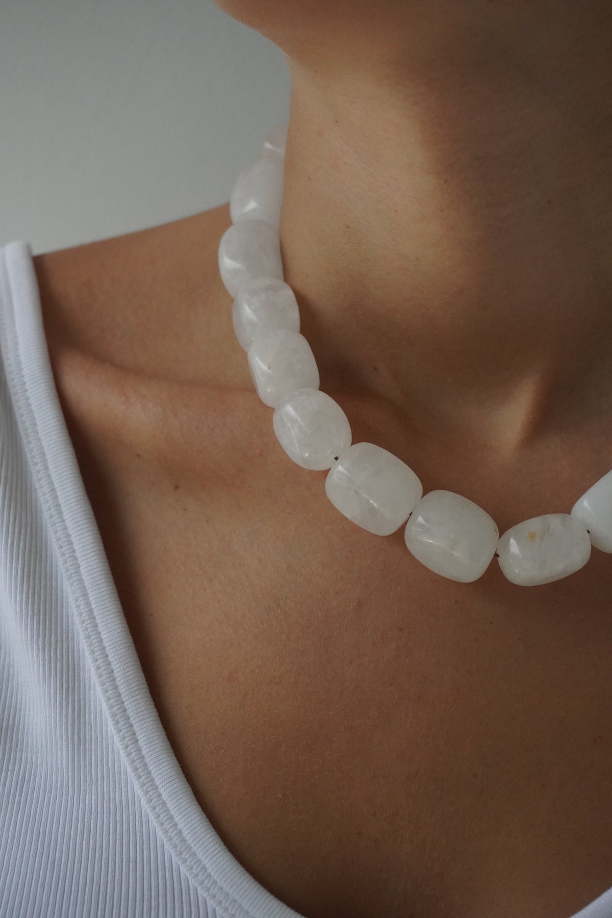 Collar de cuarzo cristal artesanal puesto