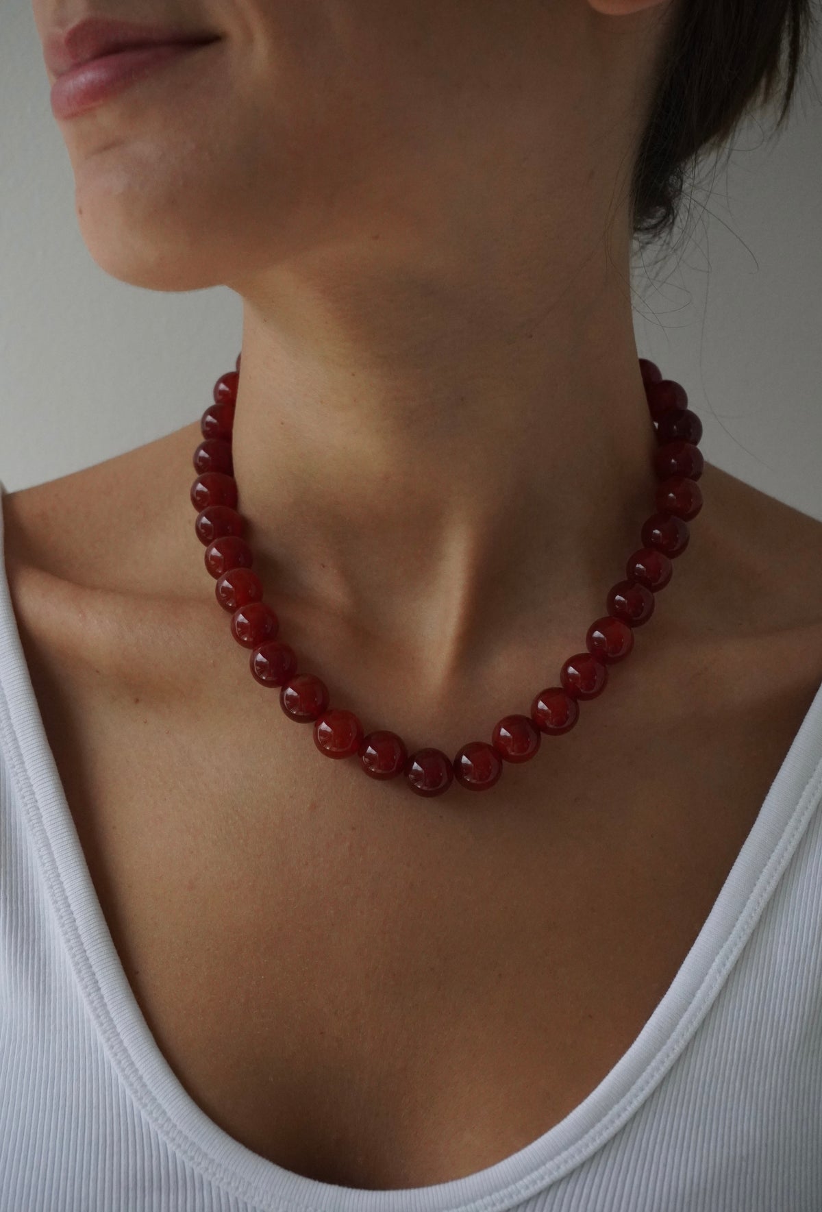 Collar de ágata roja artesanal puesto