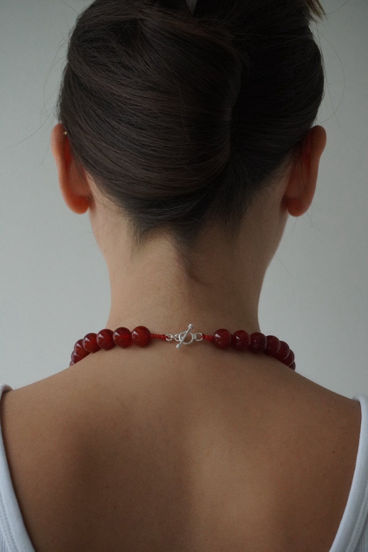 Collar de ágata roja artesanal vista posterior