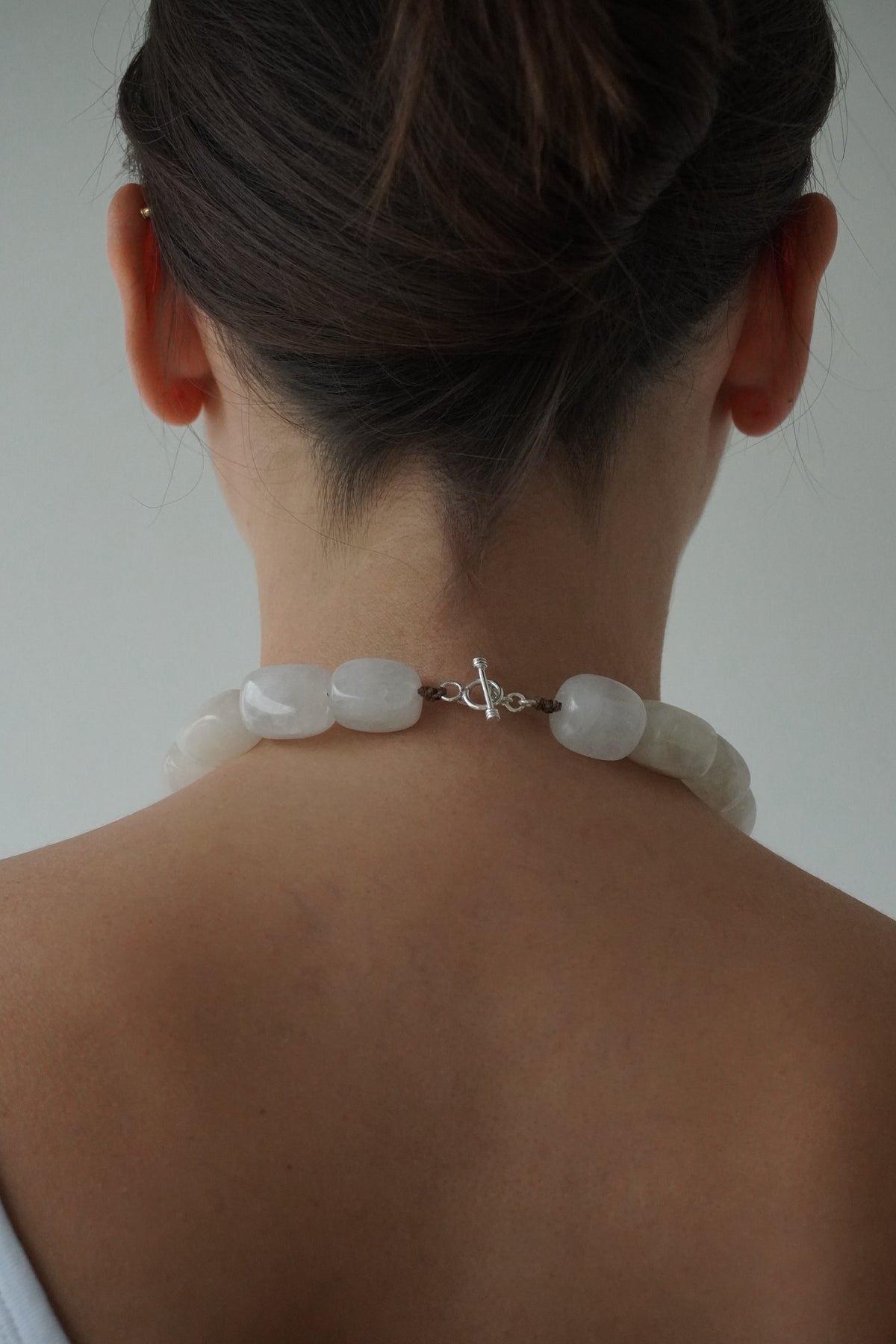 Collar de cuarzo cristal artesanal vista posterior